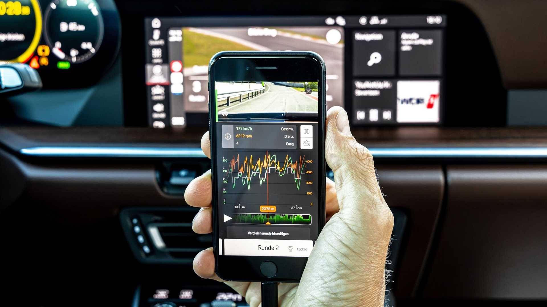 a Porsche mobil applikációja egy telefon képernyőjén